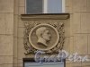 Суворовский пр., дом 56. Медальон «Юноша» на фасаде левой части корпуса по Суворовскому проспекту. Фото 22 мая 2013 г.