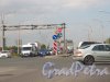 Перекресток проспекта Энгельса с улицей Михаила Дудина и 3-м Верхним проездом. Установка дорожных знаков, не соответствующая ГОСТу (перекрыт «зеленый» сигнал светофора). Фото 7 июня 2013 года.
