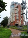 Новоколомяжский проспект, дом 11. Вид дома с улицы Щербакова. Горит зеленый семафор(справа). Детская железная дорога.