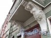 Лиговский пр., д. 117. Доходный дом. Фрагмент фасада с кариатидами, поддерживающими балкон. Фото май 2013 г.