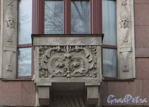 Каменноостровский пр., дом 14. Оформление балкона. Фото 30 апреля 2013 г.