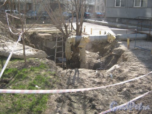 Пр. Маршала Жукова, дом 47. Ремонтные работы перед торцом здания со стороны ул. Маршала Захарова. Фото 4 мая 2013 г.