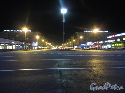 Перспектива Московского проспекта от площади Победы в центр города ночью. Фото 8 мая 2013 г. 