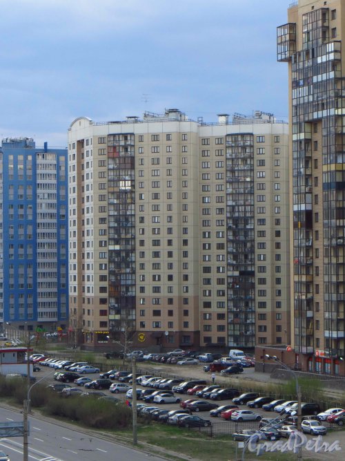 Ленинский пр., дом 74, корп. 1. Фасад со стороны Ленинского проспекта. Фото 9 мая 2013 г.