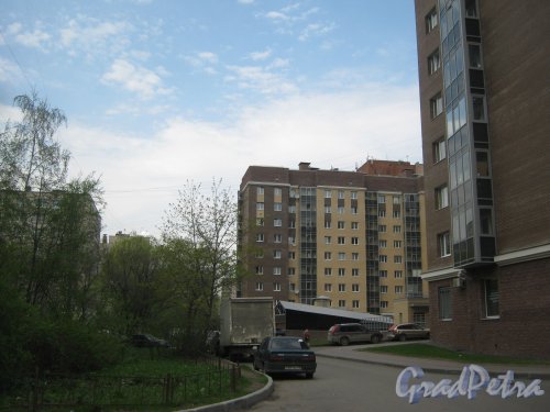 Пр. Большевиков, дом 11, корпус 2, литера А. Общий вид со стороны двора. Фото 13 мая 2013 г.