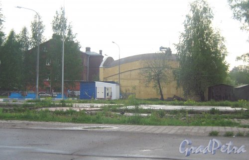 Ириновский пр., дома 46 (слева) и 40 (в центре Фото). Общий вид с ул. Коммуны. Общий вид здания. Фото 17 мая 2013 г.