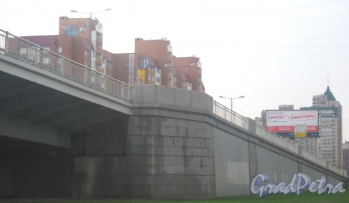 Путепровод пр. Косыгина - Колтушское шоссе и вид на дома по нечётной стороне пр. Косыгина с ул. Коммуны под путепроводом. Фото 17 мая 2013 г.