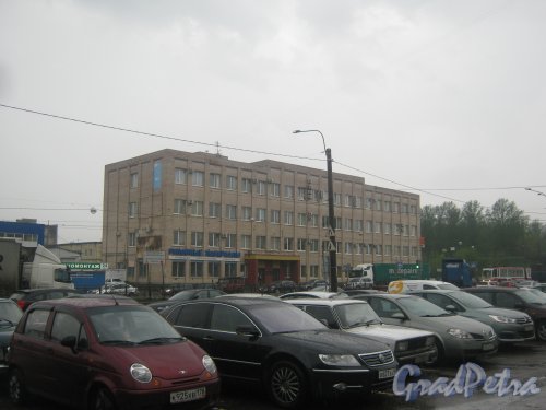 Ириновский пр., дом 1. Общий вид здания со стороны дома 2. Фото 17 мая 2013 г.