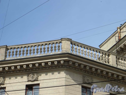 Суворовский пр., дом 56. Балюстрада крыши левой части жилого дома (корпус по Суворовскому проспекту). Фото 22 мая 2013 г.
