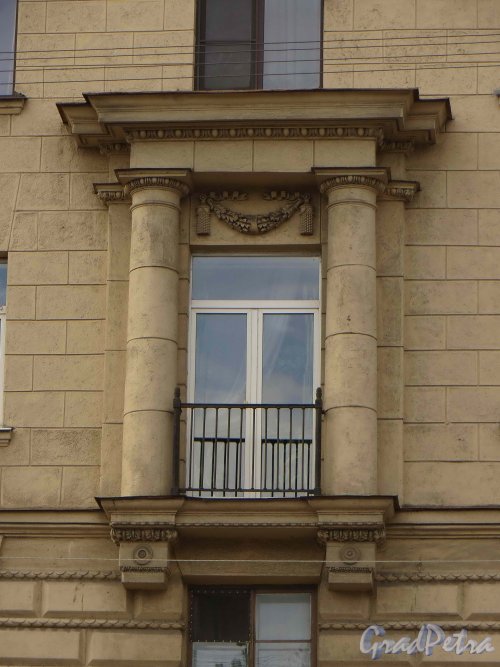 Суворовский пр., дом 56. Оформление балкона на левой части жилого дома (корпус по Суворовскому проспекту). Фото 22 мая 2013 г.