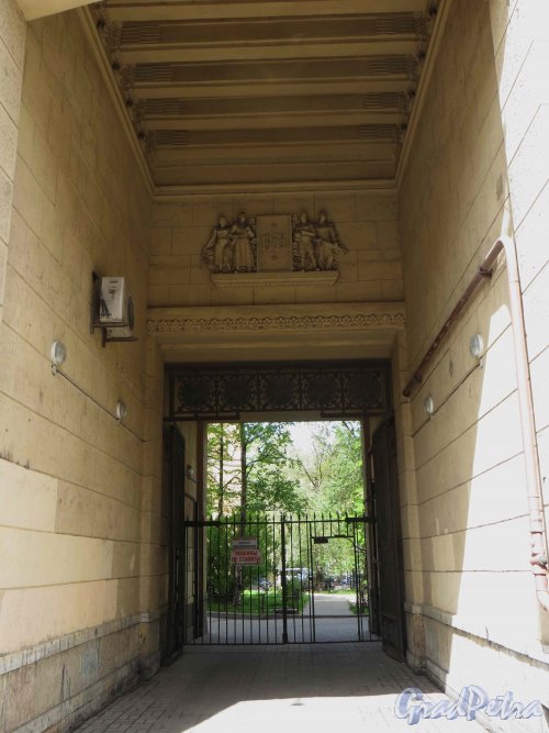 Суворовский пр., дом 56. Левая арка левой части жилого дома (корпус по Суворовскому проспекту). Фото 22 мая 2013 г.