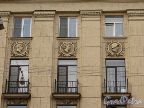 Суворовский пр., дом 56. Медальоны в левой части корпуса по Суворовскому проспекту. Фото 22 мая 2013 г.