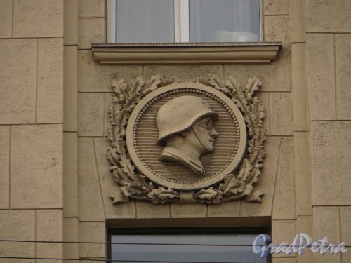 Суворовский пр., дом 56. Медальон «Солдат» на левой части корпуса по Суворовскому проспекту. Фото 22 мая 2013 г.