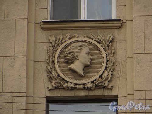 Суворовский пр., дом 56. Медальон «Девушка» на фасаде левой части корпуса по Суворовскому проспекту. Фото 22 мая 2013 г.