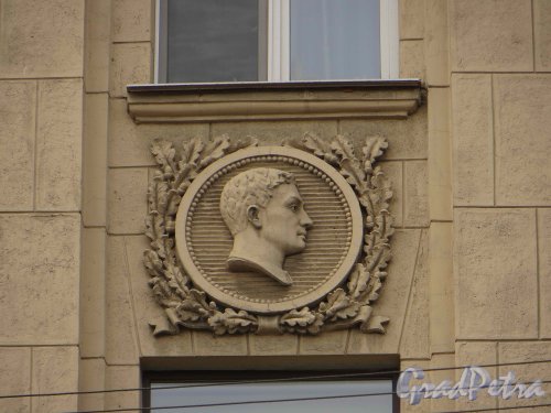 Суворовский пр., дом 56. Медальон «Юноша» на фасаде левой части корпуса по Суворовскому проспекту. Фото 22 мая 2013 г.