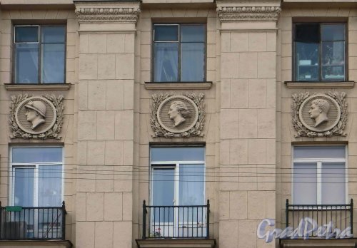 Суворовский пр., дом 56. Медальоны на фасаде в правой части корпуса по Суворовскому проспекту. Фото 22 мая 2013 г.