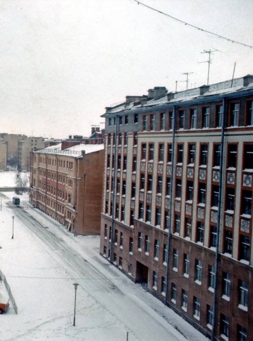 Большой Сампсониевский пр., дом 4-6. Общий вид жилых домов, стоявших на месте жилого комплекса «Монблан» со стороны двора. Фото апрель 1976 г.