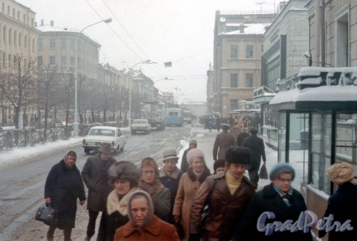 Перспектива проспекта Чернышевского от станции метро «Чернышевская» в сторону Невы. Фото 1976 г.