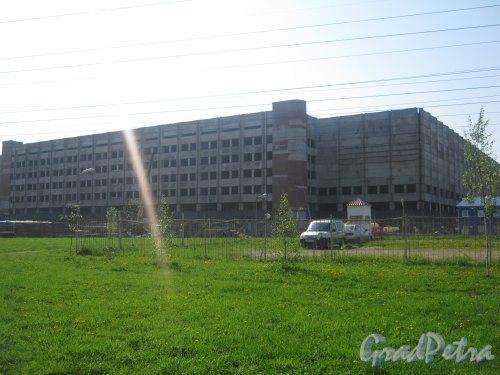 Парк (сад) Кирьяново. Вид в сторону недостроенного складского комплекса (пр. Стачек, дом 45, корпус 2). Фото 18 мая 2013 г.