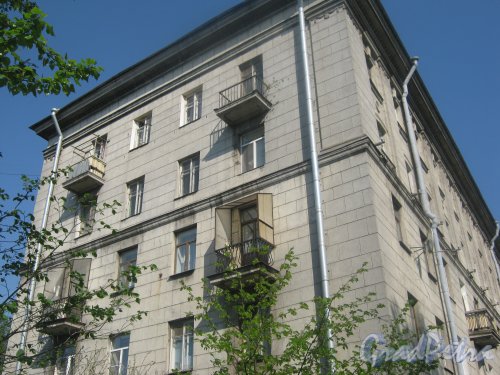 Пр. Стачек, дом 41. Вид из парка (сада) Кирьяново на верхнюю часть здания. Фото 18 мая 2013 г.