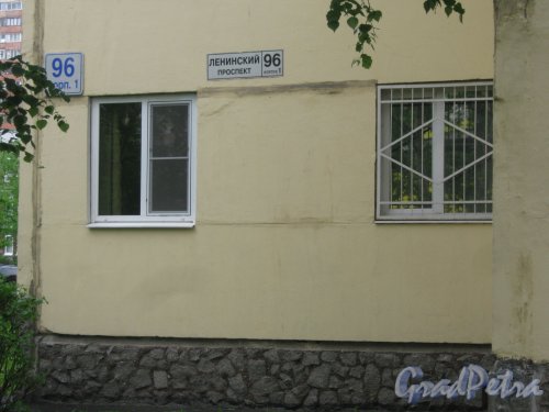 Ленинский пр., дом 96, корп. 1. Таблички с номерами дома. Фото 26 мая 2013 г.