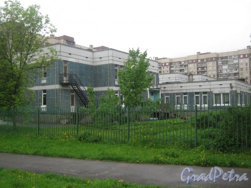 Ленинский пр., дом 92, корп. 2. Общий вид со стороны дома 94, корпус 2. Фото 26 мая 2013 г.