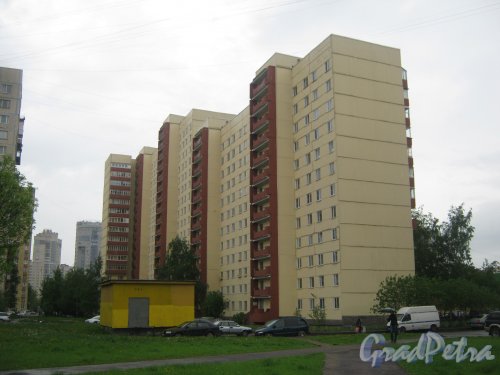 Ленинский пр., дом 96, корп. 1. Общий вид со стороны дома 96, корпус 2. Фото 26 мая 2013 г.