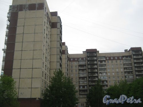 Ленинский пр., дом 92, корп. 1. Общий вид со стороны дома 96, корпус 2. Фото 26 мая 2013 г.