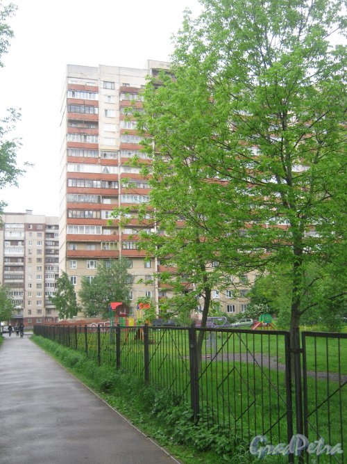 Ленинский пр., дом 92, корп. 3. Фрагмент здания со стороны дома 92, корпус 2. Фото 26 мая 2013 г.