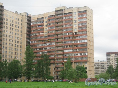 Ленинский пр., дом 92, корпус 3. Фрагмент здания со стороны дома 28 корпус 3 по ул. Маршала Казакова. Фото 26 мая 2013 г.