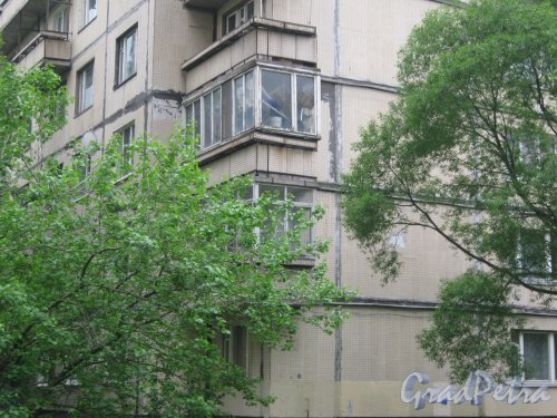 Ленинский пр., дом 96, корпус 2. Фрагмент угловой части здания со стороны дома 96 корпус 3. Фото 26 мая 2013 г.