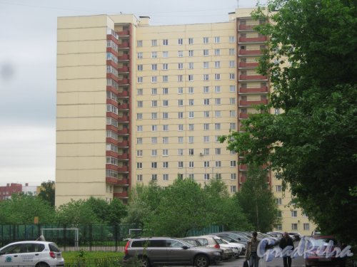 Ленинский пр., дом 96, корпус 1. Фрагмент здания со стороны дома 96 корпус 2. Фото 26 мая 2013 г.