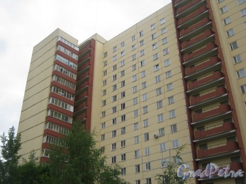 Ленинский пр., дом 96, корпус 1. Фрагмент здания со стороны дома 96 корпус 2. Фото 26 мая 2013 г.