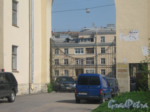 Пр. Стачек, дом 29 (в центре Фото). Вид со стороны Турбинной ул. между домами 38 по Турбинной ул. (слева) и 5 по ул. Белоусова (справа). Фото 18 мая 2013 г.