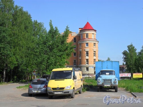 Новоколомяжский проспект, дом 21. Фото 1 июня 2013 года.