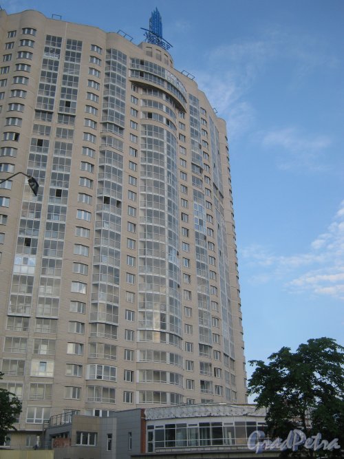 Пр. Маршала Жукова, дом 41. Вид со стороны пр. Маршала Жукова на угловую часть здания. Фото 6 июня 2013 г.