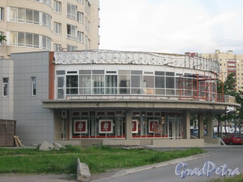 Пр. Маршала Жукова, дом 41. Вид со стороны пр. Маршала Жукова на угловую 2-этажную часть здания. Фото 6 июня 2013 г.