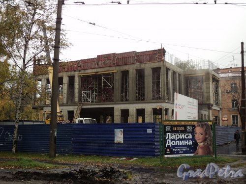 Проспект Энгельса, дом 66, литера Б. Строительство физкультурно-оздоровительного комплекса. Вид с Енотаевской улицы. Фото октябрь 2011 года.