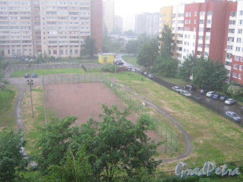 Пр. Маршала Жукова, д. 43, корп. 1. Дождь и вид на спорт. площадку во дворе дома. Фото 9 июня 2013 г.