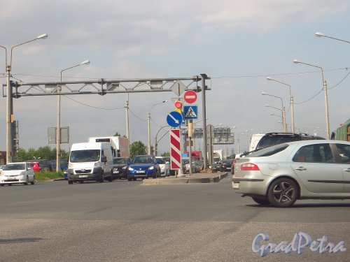 Перекресток проспекта Энгельса с улицей Михаила Дудина и 3-м Верхним проездом. Установка дорожных знаков, не соответствующая ГОСТу (перекрыт «зеленый» сигнал светофора). Фото 7 июня 2013 года.