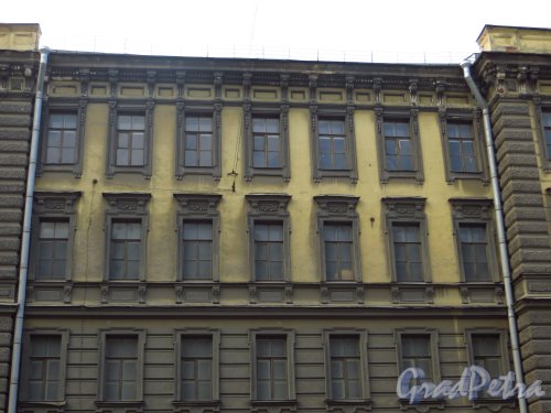 Московский проспект, дом 17, литера Б. Фрагмент фасада здания со стороны Московского проспекта. Фото 6 июня 2013 г.
