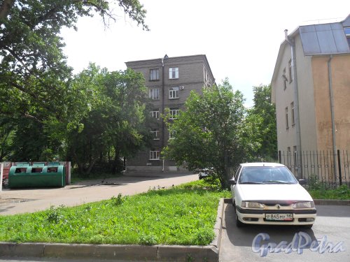 Нарвский проспект, дом 9, литер А. Кирпичный дом-сталинка во дворах. Фото 17 июня 2013 г.
