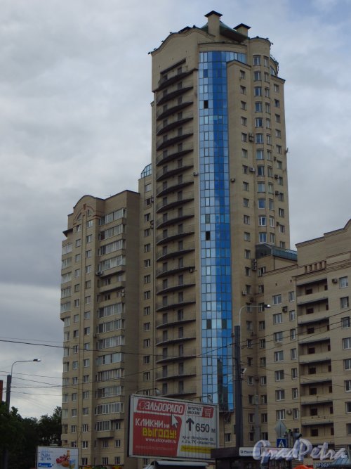 Проспект Ветеранов, дом 52, корпус 1. 24-этажная секция жилого дома. Фото 17 июня 2013 г.