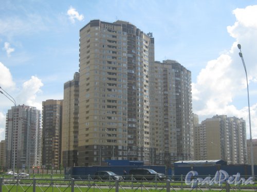 Пр. Кузнецова, дома 12 (в центре Фото) и 14 (справа). Вид с ул. Маршала Казакова. Фото 30 мая 2013 г.