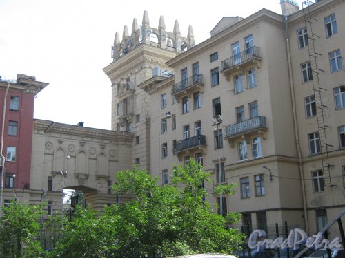 Пр. Стачек, дом 67, корпус 4. Вид на угловую часть здания, выходящую на пр. Стачек. Фото 26 июня 2013 г.
