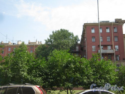 Пр. Стачек, дом 67, корпус 3. Вид со стороны дома 67, корпус 4. Фото 26 июня 2013 г.