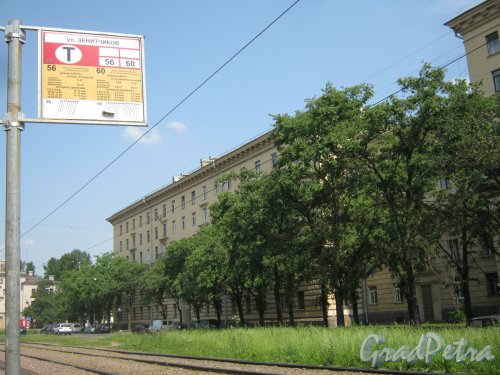 Пр. Стачек, дом 67, корпус 6. Вид с трамвайной остановки «ул. Зенитчиков». Фото 26 июня 2013 г.