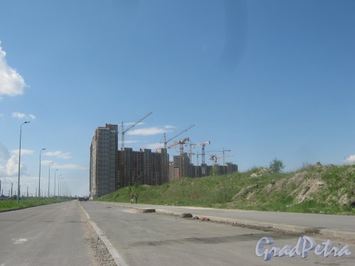 Ленинский пр., дома 55а (слева) и 55б (справа) (предварительные адреса). Вид строящихся зданий с Ленинского пр. Фото 30 мая 2013 г.