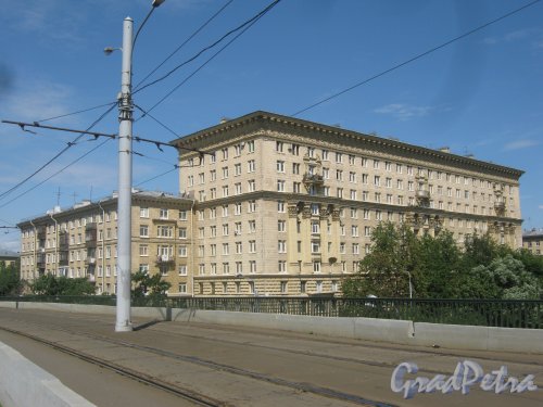 Пр. Стачек, дом 79 (справа) и фрагмент дома 28 по Кронштадтской ул. (слева). Вид с Автовского трамвайного путепровода. Фото 8 июля 2013 г.