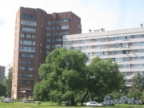 Пр. Стачек, дом 93 (слева) и фрагмент дома 89 (в центре). Общий вид. Фото 8 июля 2013 г.